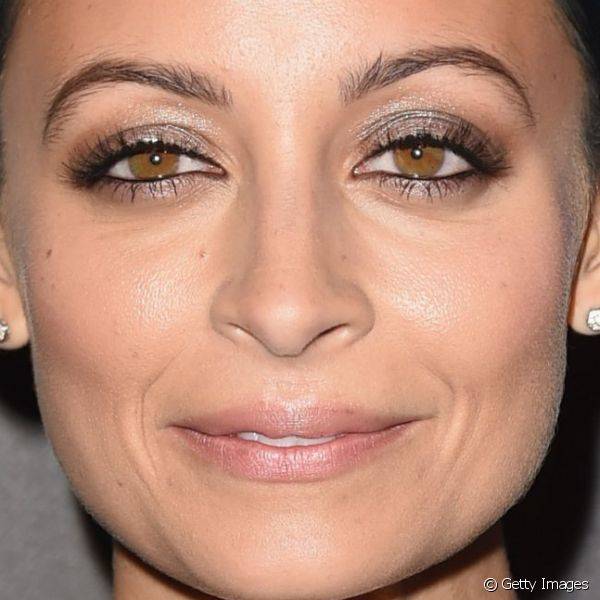 Nicole Richie destacou os olhos com esfumado de sombra cinza para prestigiar o evento PEOPLE Magazine Awards